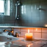 Der einfache Trick mit einer Kerze im Badezimmer, der laut Reinigungstipps Spiegel weniger beschlagen lässt